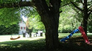 Maison au calme grand jardin privé aire de jeux Lac de Guerledan
