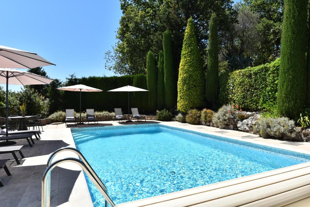 Maison au calme grand jardin privé aire de jeux Lac de Guerledan