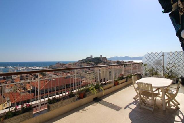 Maison au pied des falaises