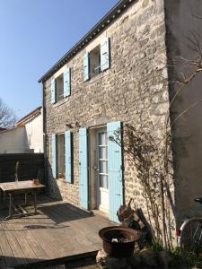 Maison de vacances Maison authentique, pierres de taille, cheminée. 3 Rue du Petit Moulin 17600 Saint-Sornin -1