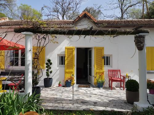 maison aux volets jaunes
