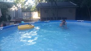 maison aux volets jaunes