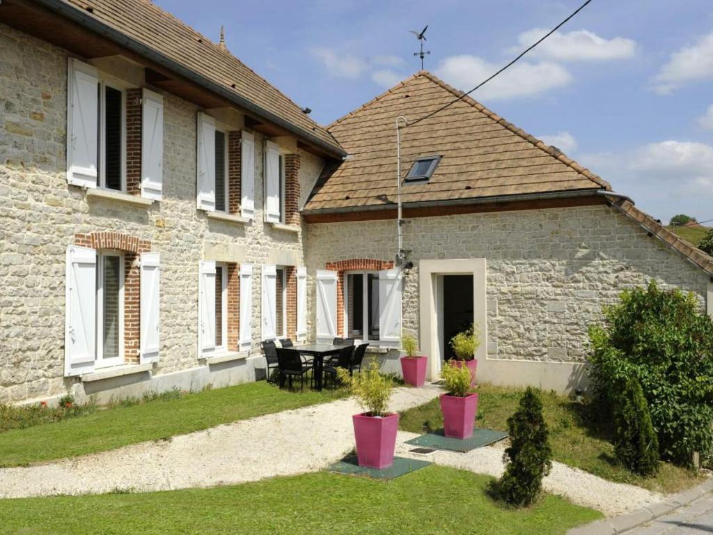 Maison avec cheminée et jardin près des commerces