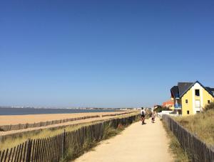 MAISON *** AVEC COUR 3KM PLAGE ET LA ROCHELLE