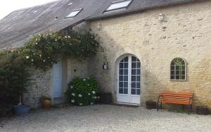 Maison de vacances Maison avec jardin, baby foot, flipper, table de ping pong, à 1km à pied Omaha beach et près Port en Bessin 2 Rue Saint Siméon 14520 Sainte-Honorine-des-Pertes Normandie