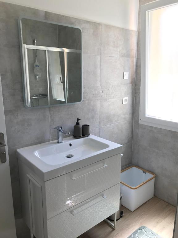 Maison avec jardin, proche centre ville de l'Isle-sur-la-Sorgue 246 Avenue Jean Monnet, 84800 LʼIsle-sur-la-Sorgue