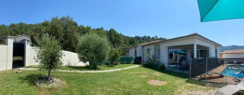 Maison avec piscine à l'orée de la forêt