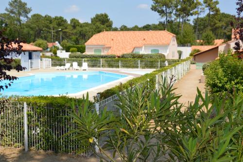 Maison avec piscine collective, VM150
