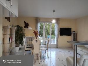 Maison avec piscine d'été dans un quartier calme 2 adultes 3 enfants