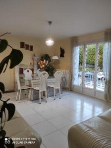 Maison avec piscine d'été dans un quartier calme 2 adultes 3 enfants
