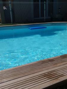 Maison avec piscine, idéale famille avec enfants.