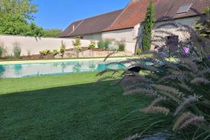 Maison de vacances Maison avec piscine pour 8 adultes et 8 enfants ou ados 6 Chemin de l'Huilerie 71240 Marnay -1