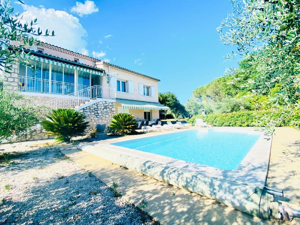 Maison de vacances MAISON AXALY SAINT MARTIN D’ARDECHE 12 PERSONNES AVEC PISCINE 520 chemin des Alliberts 07700 Saint-Martin-dʼArdèche