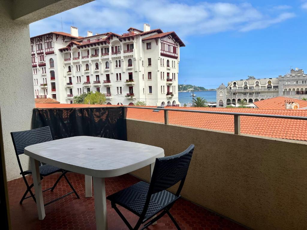 Maison blanche avec vue panoramique sur l'océan