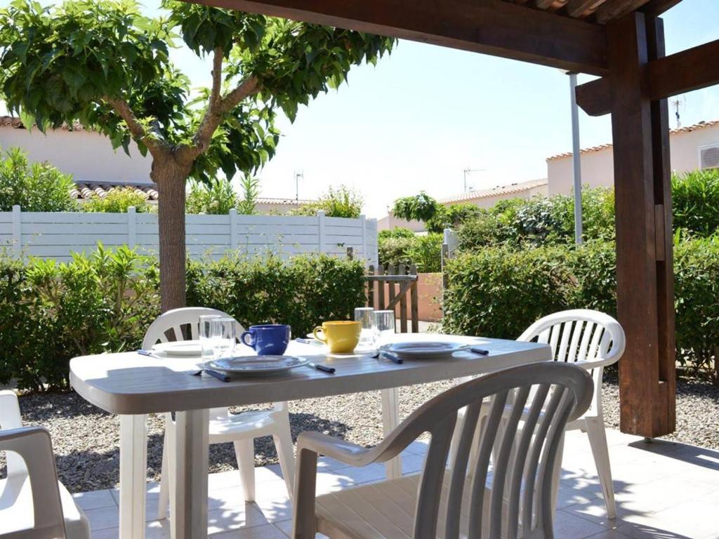 Maison de vacances Maison Cap d'Agde, 3 pièces, 8 personnes - FR-1-249-103 Villa NÂ°61  AllÃ©e Des Lavandes - Rue Des Tropiques - 34300 Le Cap d\'Agde