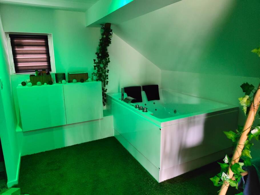 Maison de vacances Maison chaleureuse 6P avec JACUZZI,SAUNA,JARDIN 48 Route de la Plaine 76430 Sandouville