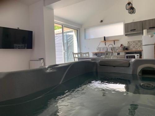 Maison chaleureuse avec spa intérieur privé