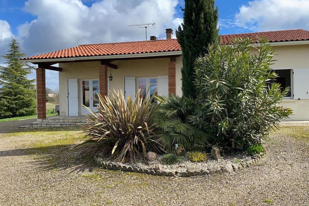 Maison de vacances Maison chaleureuse avec un grand jardin verdoyant 175 route de miramont 47410 Bourgougnague