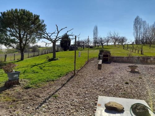Maison chaleureuse avec un grand jardin verdoyant