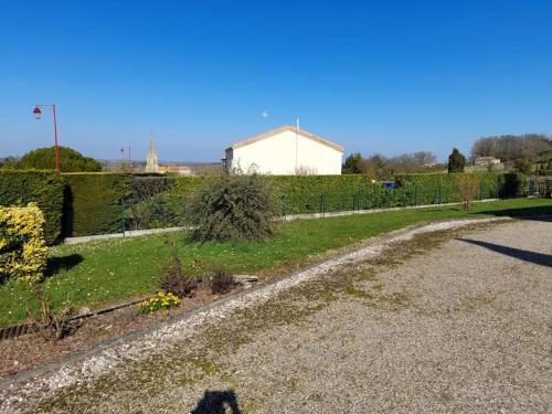 Maison chaleureuse avec un grand jardin verdoyant