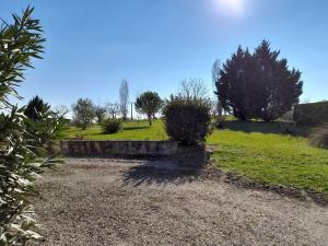 Maison chaleureuse avec un grand jardin verdoyant