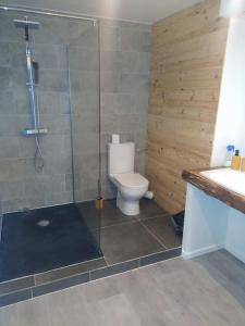 Maison chaleureuse dans un domaine avec étangs.