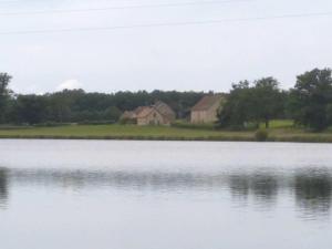 Maison chaleureuse dans un domaine avec étangs.