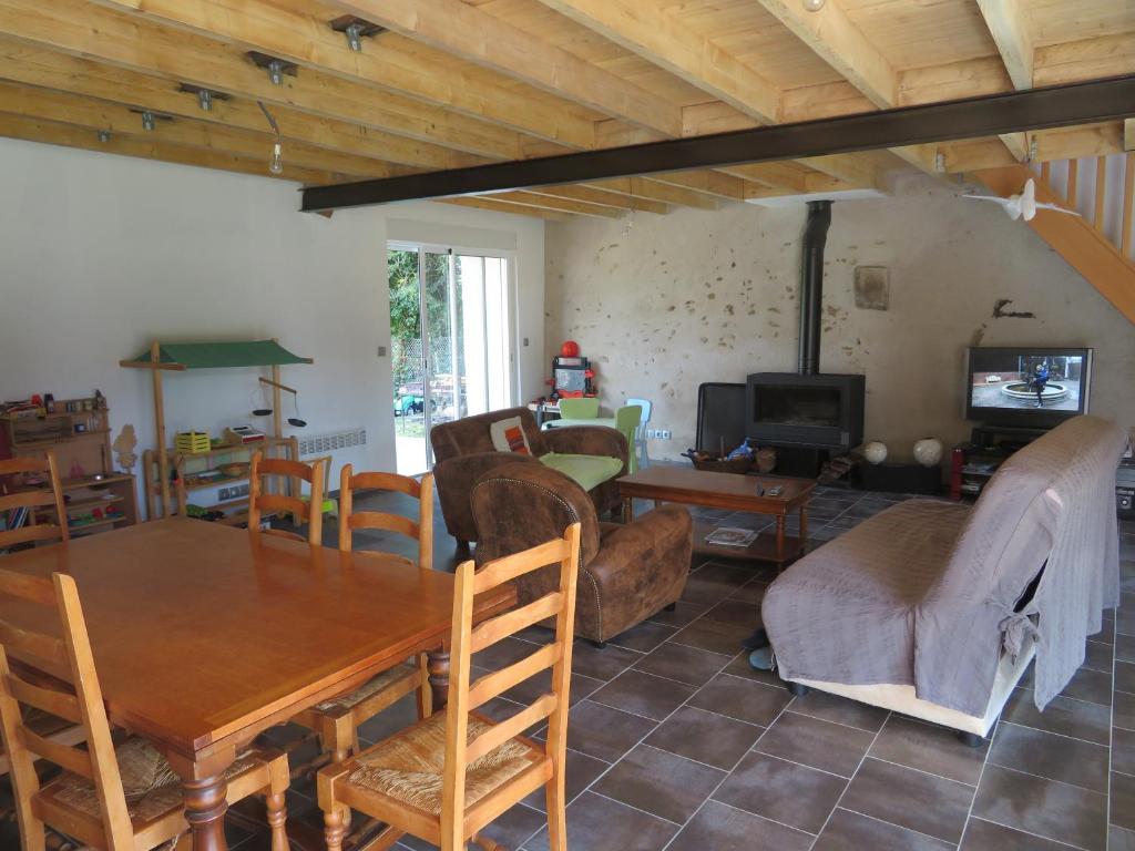 Maison champêtre, cheminées, barbecue, vidéo projecteur, jeux 6 Etrangle Chèvre, 36400 Briantes