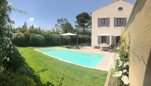 Maison contemporaine dans le village d'Eygalières