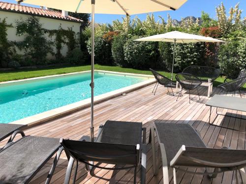 Maison contemporaine dans le village d'Eygalières