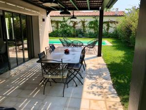 Maison contemporaine dans le village d'Eygalières
