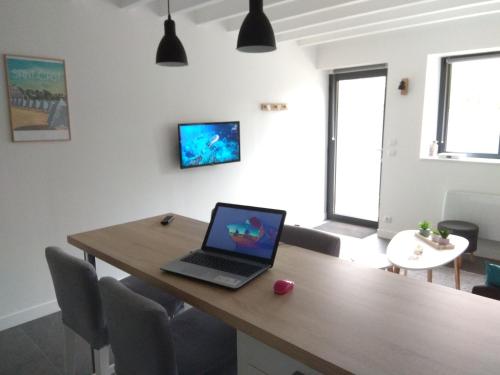 Maison Cosy entre CAP FREHEL et SAINT MALO 1km PLAGE 5min GR34 Wifi Jardin Vélos \