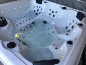 Maison cosy, jacuzzi, poêle à bois
