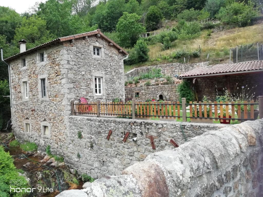 Maison de vacances Maison d'hôtes entre rivière et nature 1305 route de la Besorgues, le Chayne 07600 Juvinas