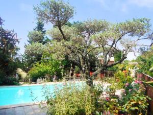 Maison d'une chambre avec piscine partagee terrasse amenagee et wifi a Pougnadoresse