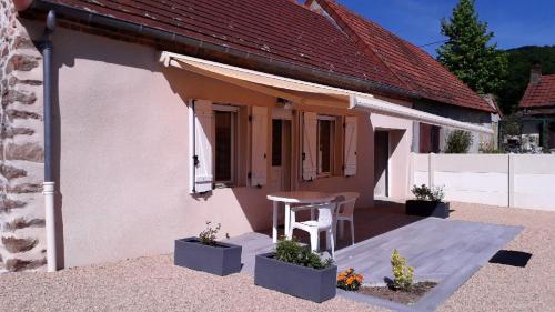Maison d'une chambre avec piscine partagee terrasse et wifi a Estivareilles