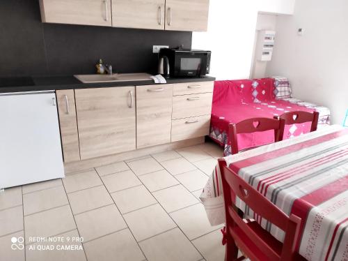 Maison d'une chambre avec terrasse amenagee et wifi a Solesmes