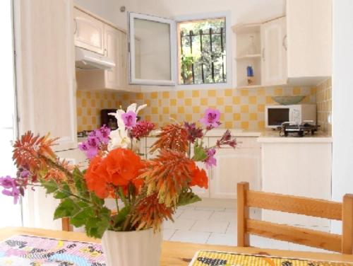 Maison d'une chambre avec vue sur la mer jardin amenage et wifi a Alata a 8 km de la plage
