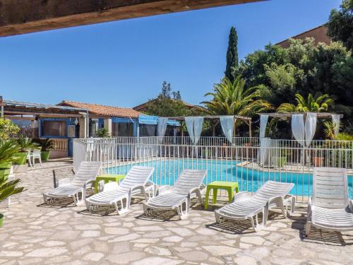 Maison d'une chambre avec vue sur la mer piscine partagee et jardin clos a Cogolin a 4 km de la plage