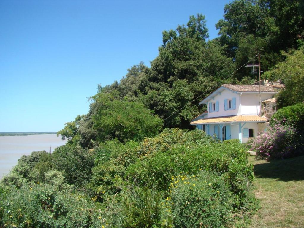 Maison dans falaise face à l'estuaire de la Gironde Escalier de la Falaise, 33710 Gauriac