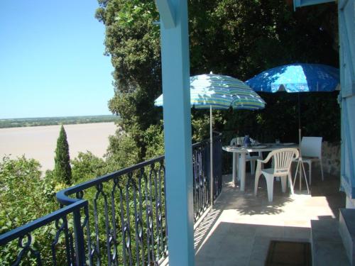 Maison dans falaise face à l'estuaire de la Gironde