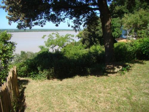 Maison dans falaise face à l'estuaire de la Gironde