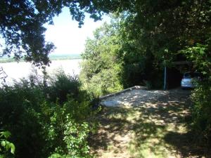 Maison dans falaise face à l'estuaire de la Gironde