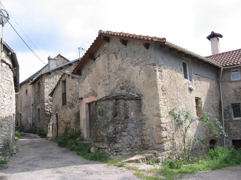 Maison de vacances Maison dans hameau au calme Hameau  St Michel de Rouviac 12230 Nant