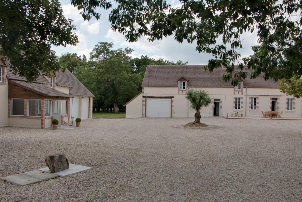MAISON DANS LE CHARMANT VILLAGE DE LA VRAIE-CROIX