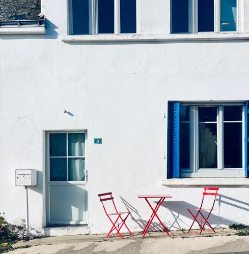 Maison dans une petite ville près de la mer