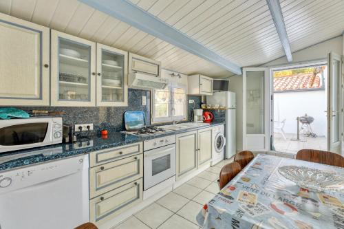 Maison de 2 chambres a L'Epine a 700 m de la plage avec jardin clos et wifi