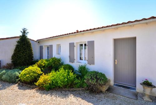 Maison de 2 chambres a Le Bois Plage en Re a 400 m de la plage avec piscine partagee terrasse amenagee et wifi