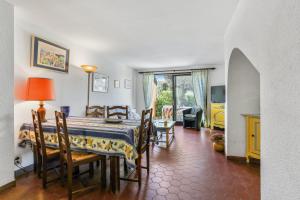 Maison de vacances Maison de 2 chambres a Saint Raphael a 500 m de la plage avec piscine partagee et jardin clos 1853 Route de la Corniche Var, Provence-Alpes-Côte d'Azur 83700 Saint-Raphaël Provence-Alpes-Côte d\'Azur