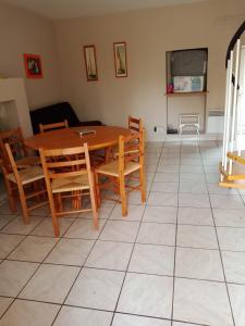 Maison de 2 chambres avec jardin clos et wifi a Cancale